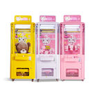 Le forbici pazze hanno tagliato il colore bianco/rosa/giallo del distributore automatico del regalo delle bambole