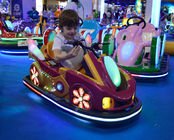I go-kart elettrici del parco di divertimenti per i bambini/bambini guidano sulle automobili con il pedale