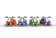I go-kart elettrici del parco di divertimenti per i bambini/bambini guidano sulle automobili con il pedale