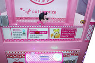 Macchina premiata del gioco della bambola di forbici del giocattolo pazzo del taglio con la lingua inglese LCD dell'esposizione