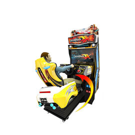 Macchina di videogioco arcade a gettoni di corsa di automobile, determinante i video giochi dell'automobile